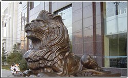 大型爬狮铸铜雕塑